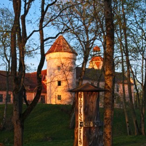 Ēdoles pils pavasarī Ēdoles pils pavasarī