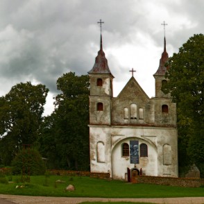 Lēnu Svētās Trīsvienības Romas katoļu baznīca Lēnu Svētās Trīsvienības Romas katoļu baznīca