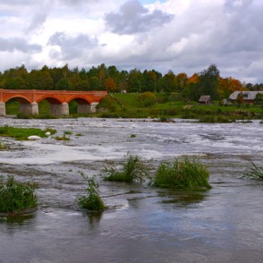 Kuldīgas ķieģeļu tilta un Ventas rumbas panorāma Kuldīgas ķieģeļu tilta un Ventas rumbas panorāma