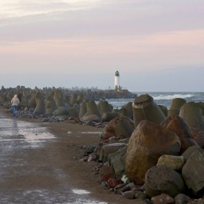 Ventspils Dienvidu mols vētrā Ventspils Dienvidu mols vētrā