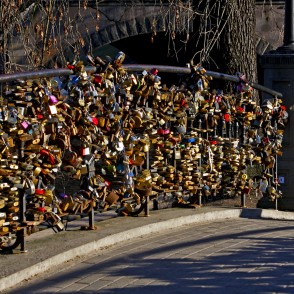 Jaunlaulāto tiltiņš pār ūdens kaskādi Bastejkalnā Jaunlaulāto tiltiņš pār ūdens kaskādi Bastejkalnā