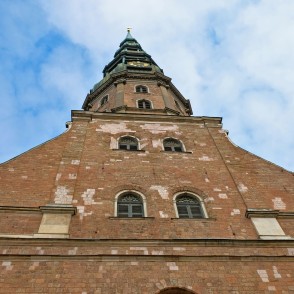 Skatoties augšup uz Pēterbaznīcu Skatoties augšup uz Pēterbaznīcu