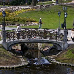 Jaunlaulāto tiltiņš pār ūdens kaskādi Bastejkalnā Jaunlaulāto tiltiņš pār ūdens kaskādi Bastejkalnā