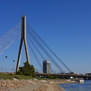 Skats uz Vanšu tiltu no Ķīpsalas Skats uz Vanšu tiltu no Ķīpsalas