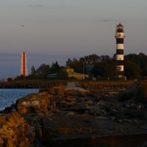 Daugavgrīvas bāka un mols saulrietā Daugavgrīvas bāka un mols saulrietā