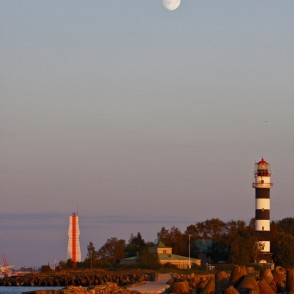 Daugavgrīvas bāka un mēness Daugavgrīvas bāka un mēness