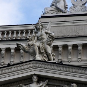 Skulptūra ēkas fasādē (Latvijas Nacionālā opera) Skulptūra ēkas fasādē (Latvijas Nacionālā opera)
