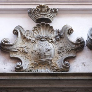 Ģerbonis Reformātu baznīcas portāla zelminī Ģerbonis Reformātu baznīcas portāla zelminī