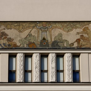 Mozaīka ēkas fasādē (Merķeļa iela 13) Mozaīka ēkas fasādē (Merķeļa iela 13)