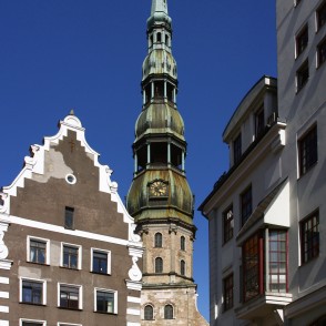 Skats uz Pēterbaznīcu no rātslaukuma Skats uz Pēterbaznīcu no rātslaukuma