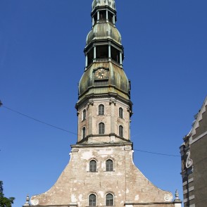 Skats uz Pēterbaznīcu no rātslaukuma Skats uz Pēterbaznīcu no rātslaukuma