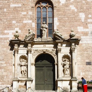 Viens no Pēterbaznīcas sānu portāliem Viens no Pēterbaznīcas sānu portāliem