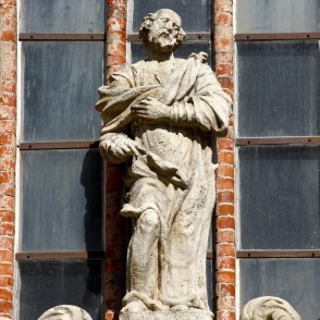 Skulptūra Pēterbaznīcas portālā Skulptūra Pēterbaznīcas portālā