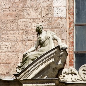 Skulptūra Pēterbaznīcas portālā Skulptūra Pēterbaznīcas portālā