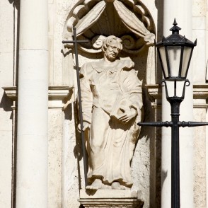 Skulptūra Pēterbaznīcas centrālājā portālā Skulptūra Pēterbaznīcas centrālājā portālā