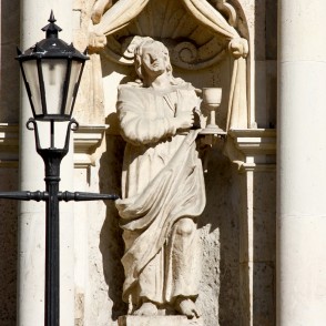 Skulptūra Pēterbaznīcas centrālājā portālā Skulptūra Pēterbaznīcas centrālājā portālā