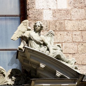 Skulptūra Pēterbaznīcas centrālājā portālā Skulptūra Pēterbaznīcas centrālājā portālā