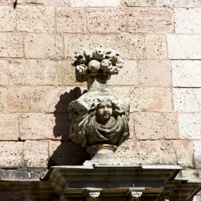 Skulptūra Pēterbaznīcas centrālājā portālā Skulptūra Pēterbaznīcas centrālājā portālā