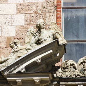 Skulptūra Pēterbaznīcas centrālājā portālā Skulptūra Pēterbaznīcas centrālājā portālā