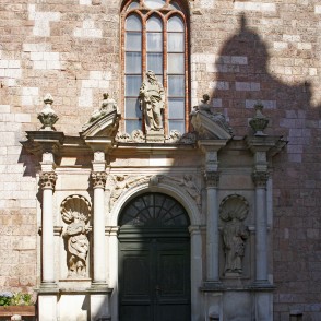 Viens no Pēterbaznīcas sānu portāliem Viens no Pēterbaznīcas sānu portāliem