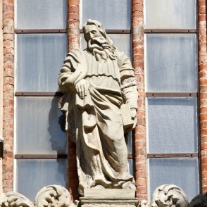 Skulptūra Pēterbaznīcas portālā Skulptūra Pēterbaznīcas portālā