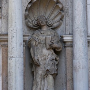 Skulptūra Pēterbaznīcas portālā Skulptūra Pēterbaznīcas portālā