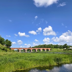 Kuldīgas ainava ar ķieģeļu tiltu Kuldīgas ainava ar ķieģeļu tiltu