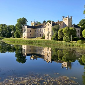 Cīravas muiža, muižas atspulgs ūdenī Cīravas muiža, muižas atspulgs ūdenī