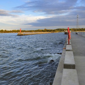 Pāvilostas mols un jūras skats saulrietā Pāvilostas mols un jūras skats saulrietā