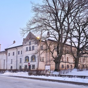 Dundagas pils ziemā ar sniegu, veciem kokiem un vakara gaismu Dundagas pils ziemā ar sniegu, veciem kokiem un vakara gaismu