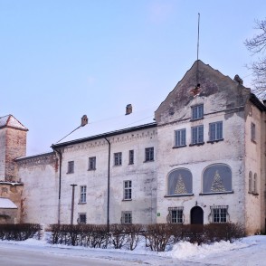 Dundagas pils fasāde ziemā ar sniegu un izgaismotiem logiem Dundagas pils fasāde ziemā ar sniegu un izgaismotiem logiem