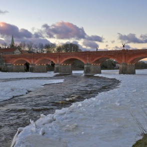 Kuldīgas ķieģeļu tilts ziemas vakarā Kuldīgas ķieģeļu tilts ziemas vakarā
