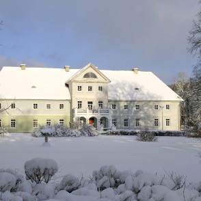 Popes muižas pils ziemā Popes muižas pils ziemā