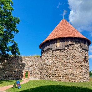 Alūksnes viduslaiku pils Dienvidu tornis Alūksnes viduslaiku pils Dienvidu tornis