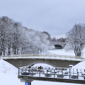 Skats no Mītavas tilta uz Pasta salu un Lielupes tiltu Skats no Mītavas tilta uz Pasta salu un Lielupes tiltu