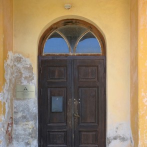 Aizputes adventistu baznīcas ieejas portāls Aizputes adventistu baznīcas ieejas portāls