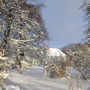 Popes muižas pils ziemā Popes muižas pils ziemā