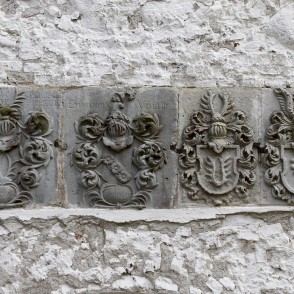 Ģerboņi virs Puzes baznīcas ieejas durvīm Ģerboņi virs Puzes baznīcas ieejas durvīm