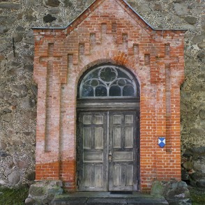 Dārtes luterāņu baznīcas ieejas portāls Dārtes luterāņu baznīcas ieejas portāls