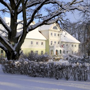 Popes muižas pils ziemā Popes muižas pils ziemā