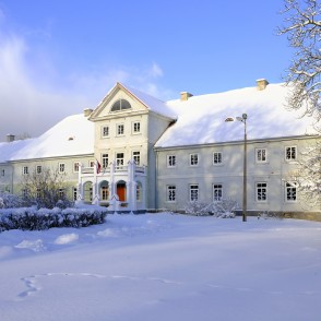 Popes muižas pils ziemā Popes muižas pils ziemā