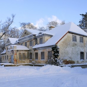 Popes muižas pārvaldnieka ēka ziemā Popes muižas pārvaldnieka ēka ziemā