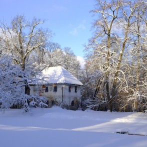 Popes muižas medību namiņš ziemā Popes muižas medību namiņš ziemā