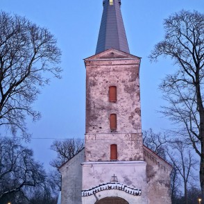 Dundagas luterāņu baznīcas tornis ziemā ar sniegu un atvērtu ieeju Dundagas luterāņu baznīcas tornis ziemā ar sniegu un atvērtu ieeju