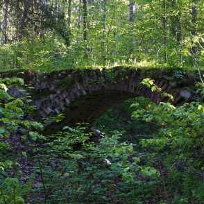 Arkveida ķieģeļu tiltiņš Ugāles pilskalnā Arkveida ķieģeļu tiltiņš Ugāles pilskalnā