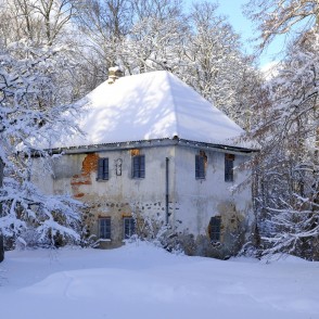 Popes muižas medību namiņš ziemā Popes muižas medību namiņš ziemā