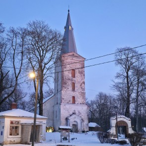 Dundagas luterāņu baznīca ziemā ar torni, sniegu un vakara apgaismojumu Dundagas luterāņu baznīca ziemā ar torni, sniegu un vakara apgaismojumu