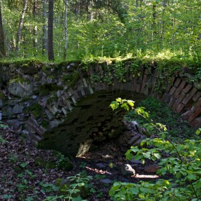 Arkveida ķieģeļu tiltiņš Ugāles pilskalnā Arkveida ķieģeļu tiltiņš Ugāles pilskalnā