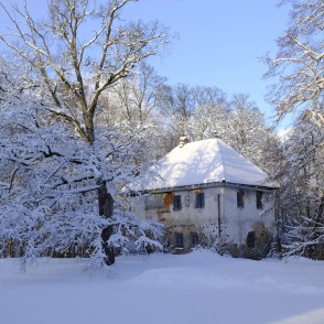 Popes muižas medību namiņš ziemā Popes muižas medību namiņš ziemā