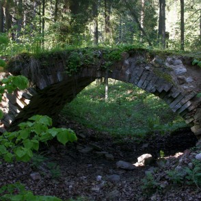 Arkveida ķieģeļu tiltiņš Ugāles pilskalnā Arkveida ķieģeļu tiltiņš Ugāles pilskalnā